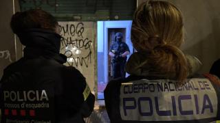 Agente de los Mossos d'Esquadra y de la Policía Nacional durante el macrodispositivo