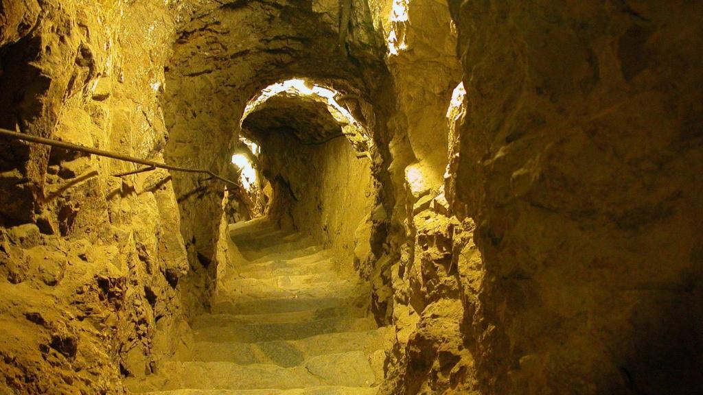 Escaleras de la mina Eugènia de Bellmunt del Priorat