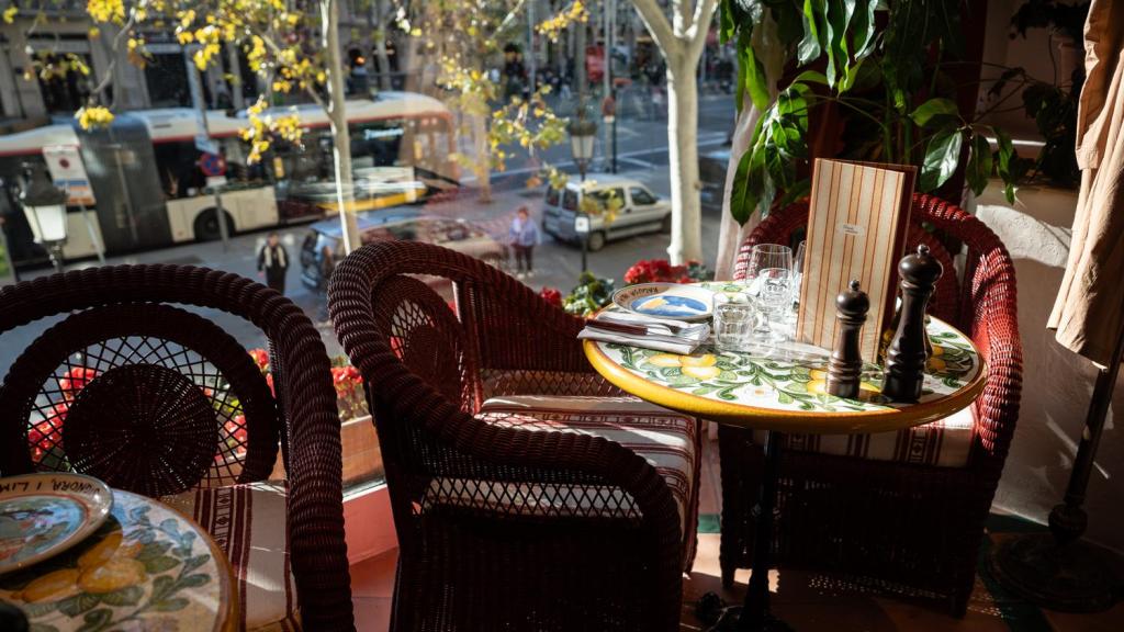 Taules de Circolo Popolare amb vistes al passeig de Gràcia