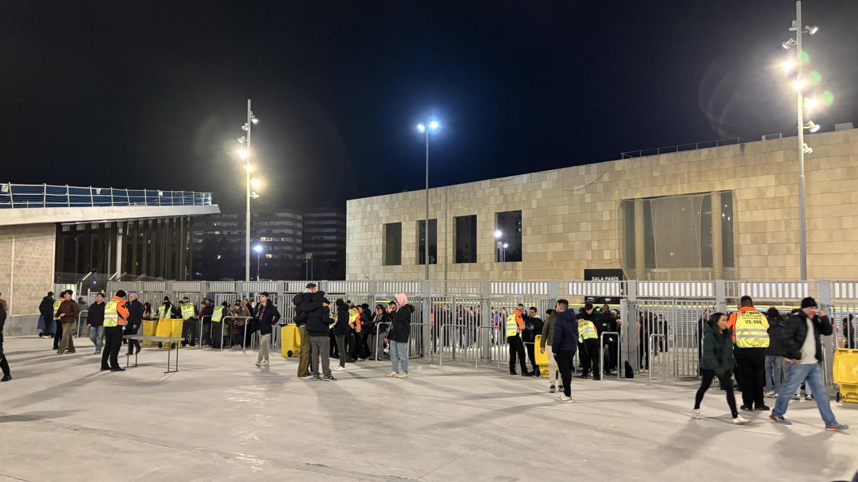 Aficionados del Barça salen del Camp Nou por los accesos provisionales tras el Barça-Atlético