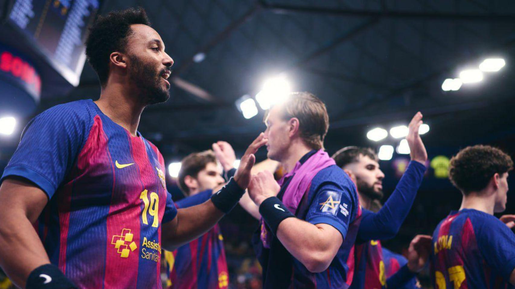 Los juugadores del Barça de balonmano celebran un gol contra el PSG