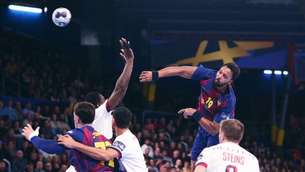 Timothey N'Guessan prueba un lanzamiento en el Barça de balonmano-PSG de la EHF Champions League