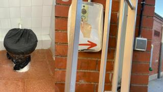Pares de l'escola Josep Carner de Badalona esclaten per l'“abandonament” del centre: esquerdes, fred i dues portes destrossades per camions