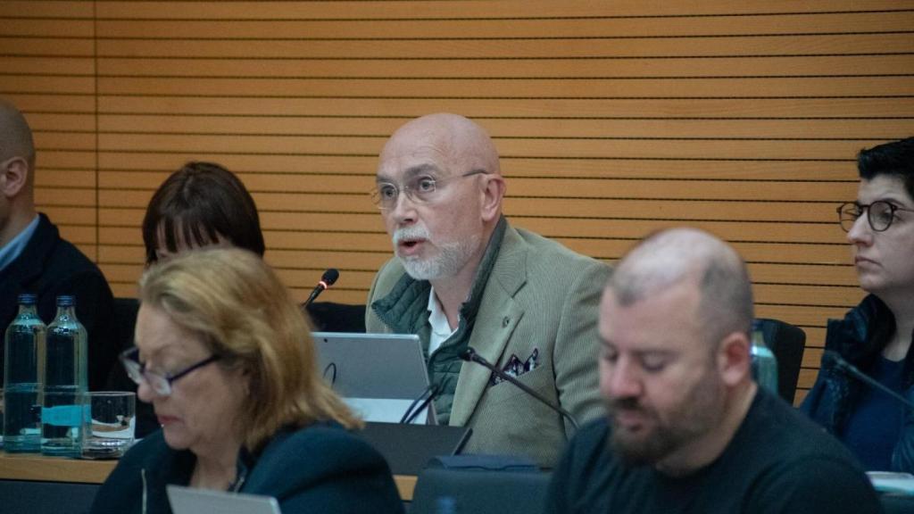 Francisco González, portavoz de Vox en L’Hospitalet, durante el pleno municipal