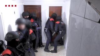 Efectivos de orden público en la entrada y registro de uno de los domicilios