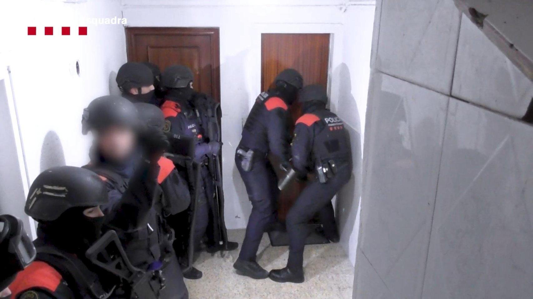 Efectivos de orden público en la entrada y registro de uno de los domicilios