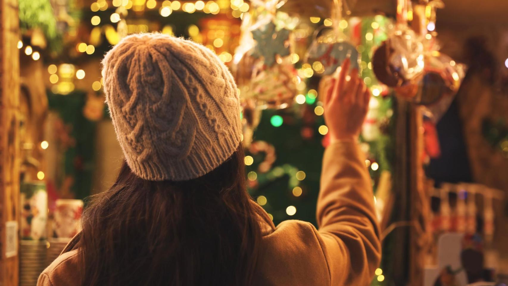 Mujer en mercado navideño