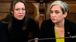 La edil Janet Sanz (BComú) junto a la exalcaldesa Ada Colau