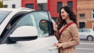Mujer entra en su coche