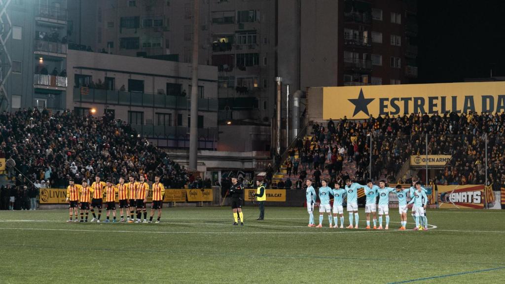 Los jugadores durante la tanda de penaltis del UE Sant Andreu-Celta