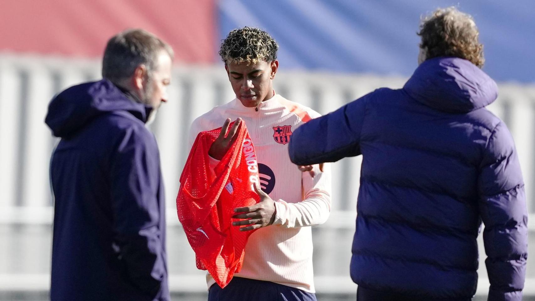 Hansi Flick y Lamine Yamal en el entrenamiento del Barça previo al partido contra el Betis