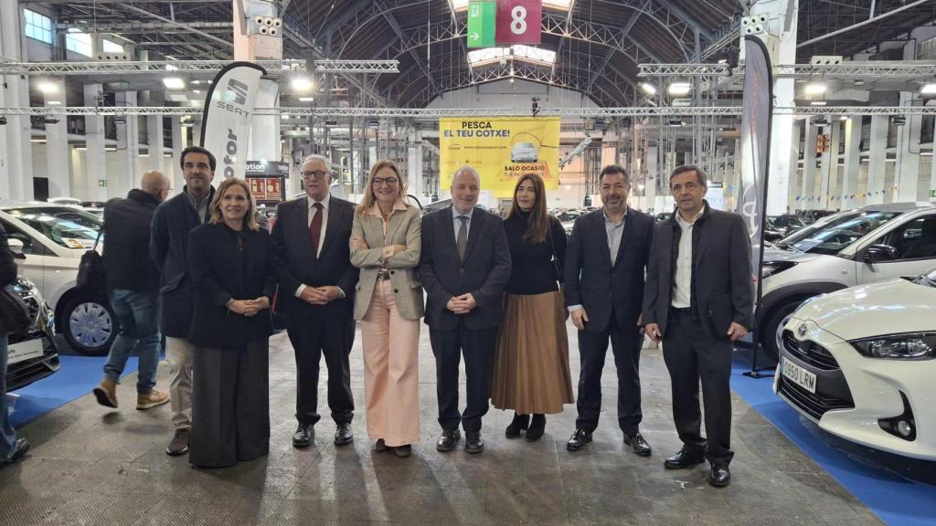 Representantes del Gremi del Motor, el sector automovilístico, Fira de Barcelona y la Generalitat de Catalunya, durante la inauguración del salón