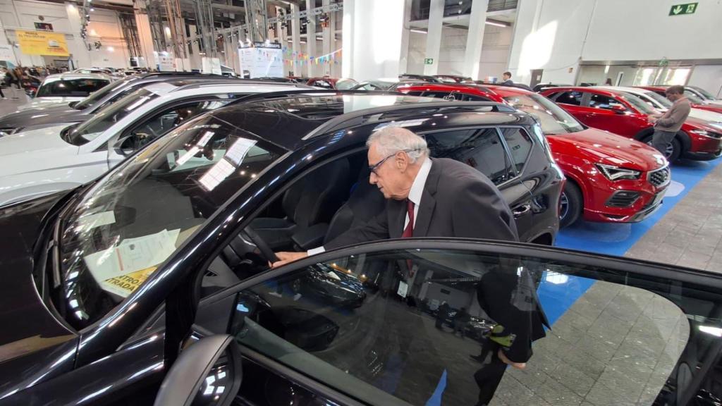 Jaume Roura, presidente del Gremi del Motor, junto a uno de los vehículos del salón