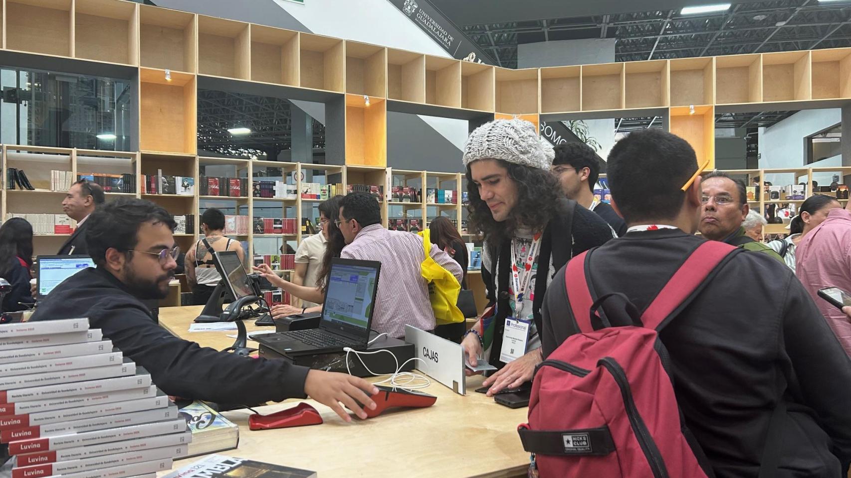 Cola para pagar en el stand de Barcelona en la FIL de Guadalajara