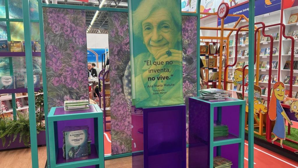 Uno de los stand en la FIL de Guadalajara con un cartel de Ana María Matute