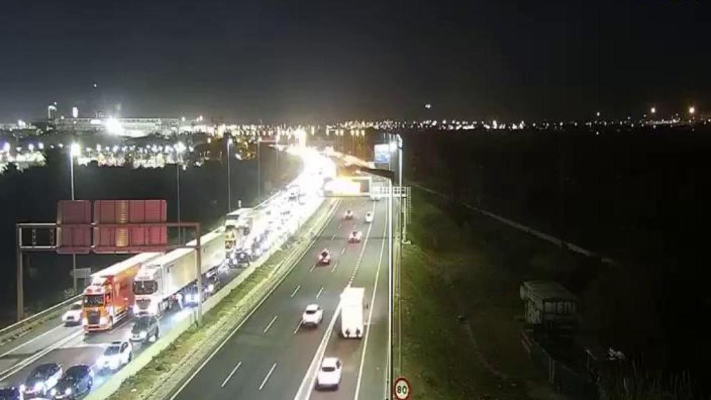 Un accidente corta la A-2 en Cornellà en plena operación salida por el puente de la Constitución