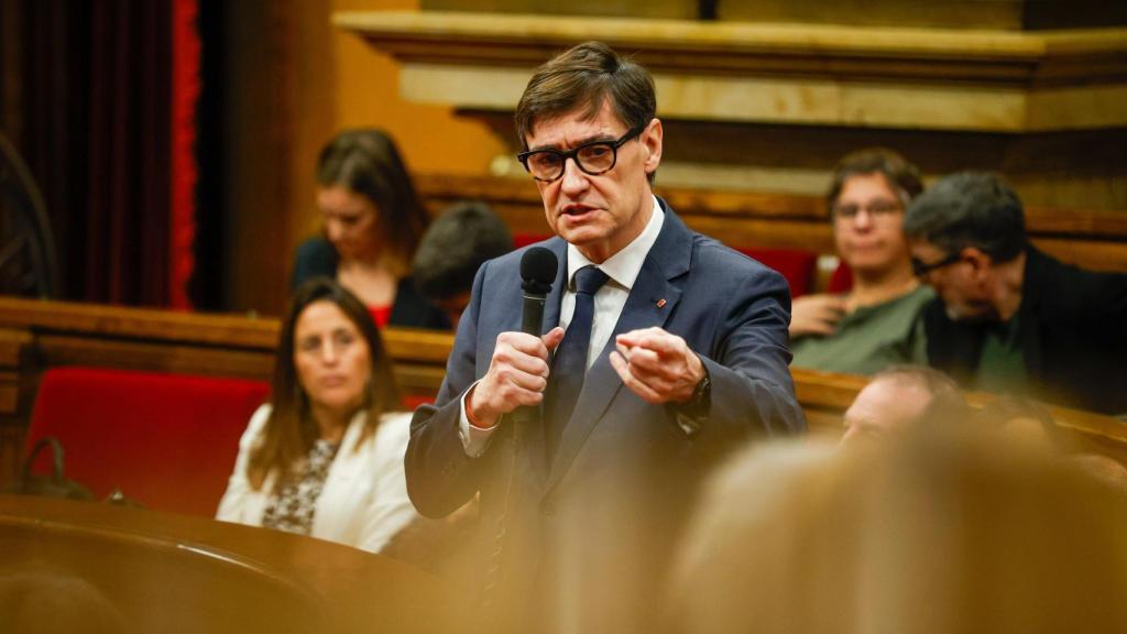El presidente de la Generalitat, Salvador Illa, interviene en la sesión de control en el Pleno del Parlament tras llegar de su viaje oficial a México
