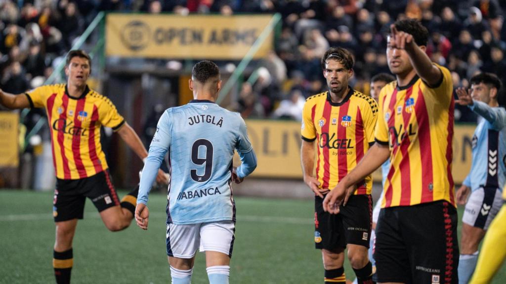 Jutglà y los jugadores del Sant Andreu durante el partido