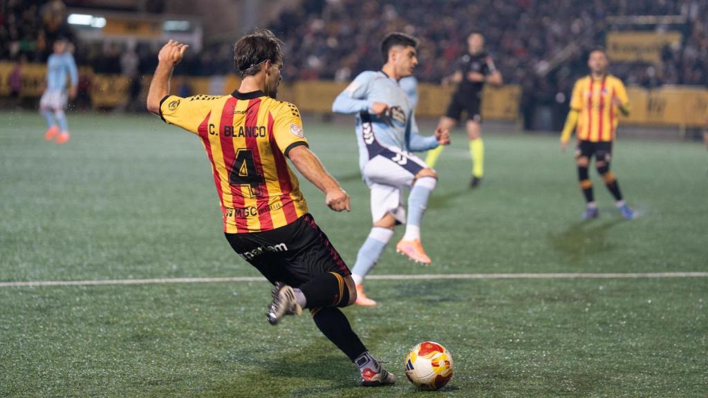 Un jugador del Sant Andreu despeja el balón durante el partido