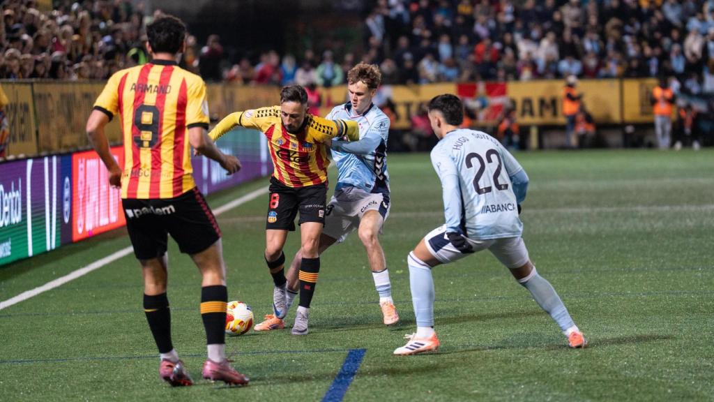 Jugadores durante una disputa en el partido UE Sant Andreu-Celta