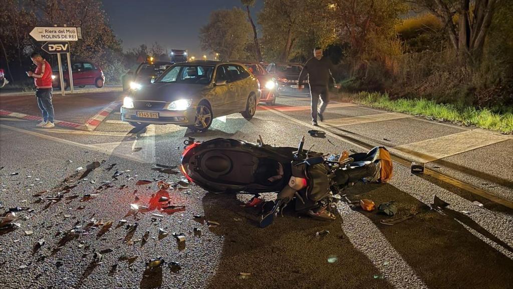 Accidente de tráfico entre un turismo y una motocicleta en el Papiol