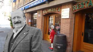 Montaje de Silvestre Sánchez con su histórico Restaurante Salamanca de la Barceloneta