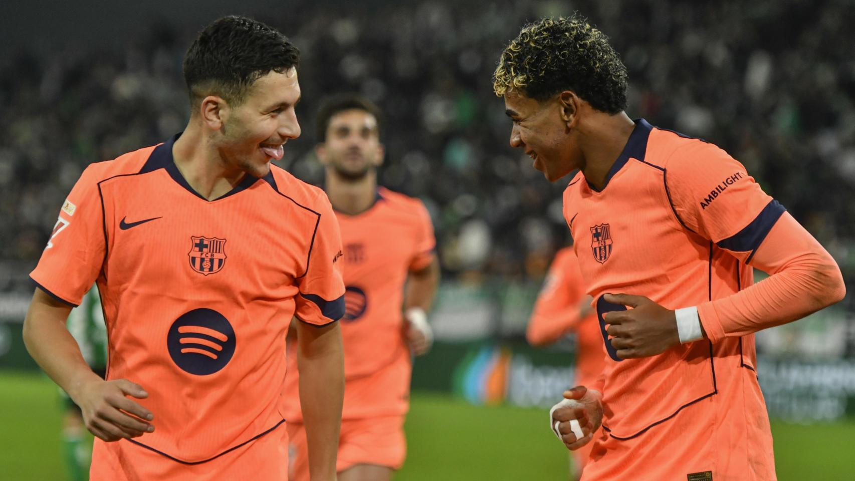 Roony Bardghji y Lamine Yamal celebran un gol en el Betis-Barça de la Liga