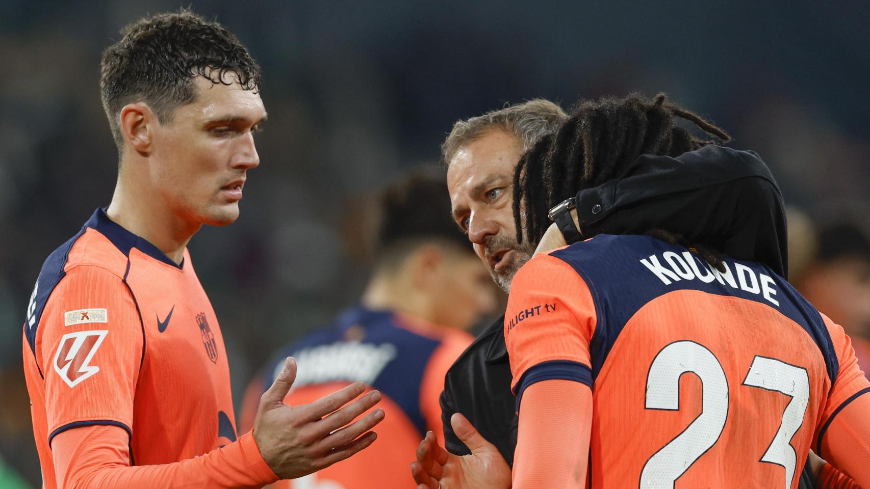 Hansi Flick abraza a Jules Koundé y Andreas Christensen tras el Betis-Barça