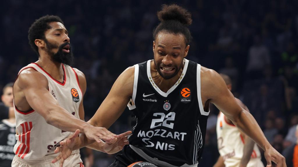 Jabari Parker lucha por la pelota con Spencer Dinwiddie en el Partizan-Bayern de Euroliga