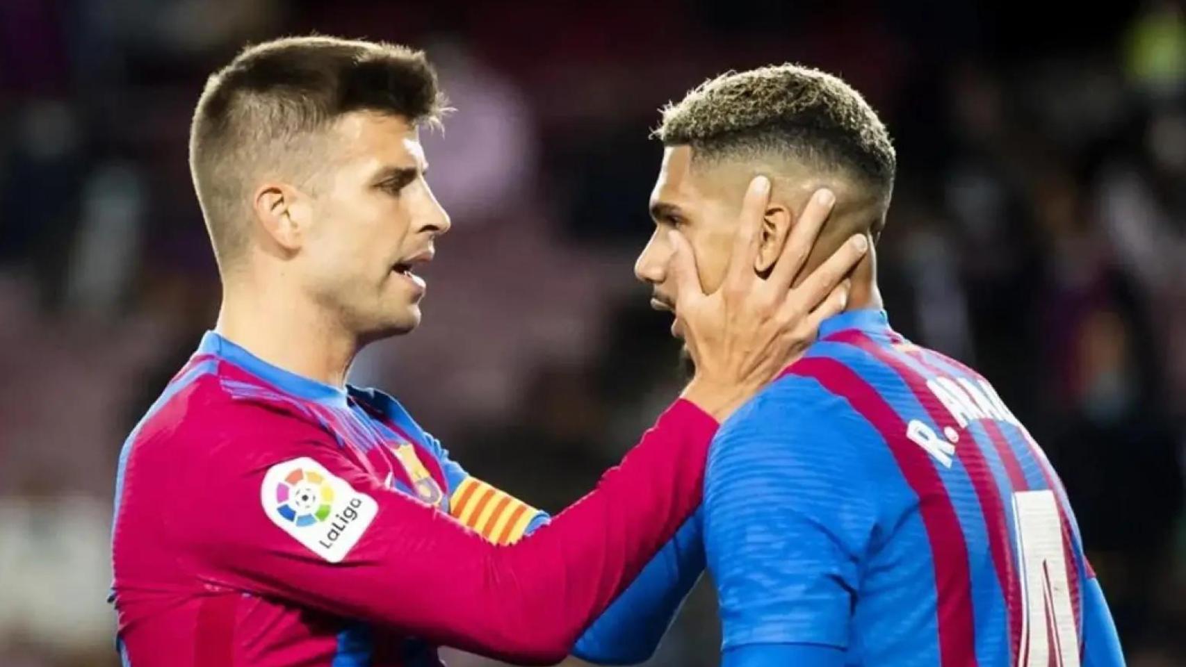 Gerard Piqué y Ronald Araujo con el Barça en la temporada 2021-22