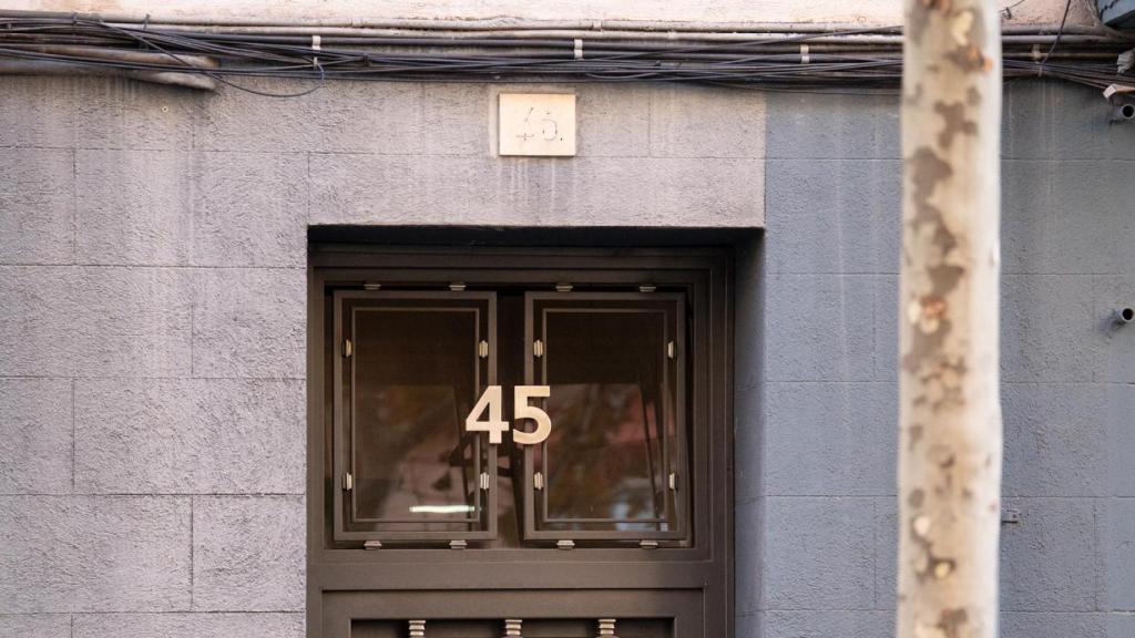 El número 45 de la calle Santa Eulàlia donde ha tenido lugar el crimen machista de L'Hospitalet