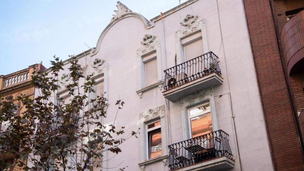 Exterior de l'edifici del carrer Santa Eulàlia on ha tingut lloc el crim masclista de L'Hospitalet