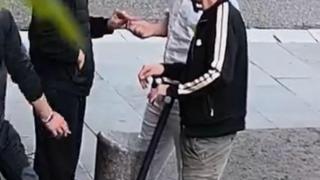 El Raval sigue atrapado en el mercado ilegal de pastillas: los vecinos denuncian “impunidad total”