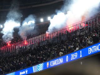 La afición del Eintracht enciende una bengala en el nuevo Camp Nou