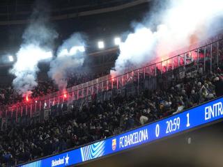 La afición del Eintracht enciende una bengala en el nuevo Camp Nou