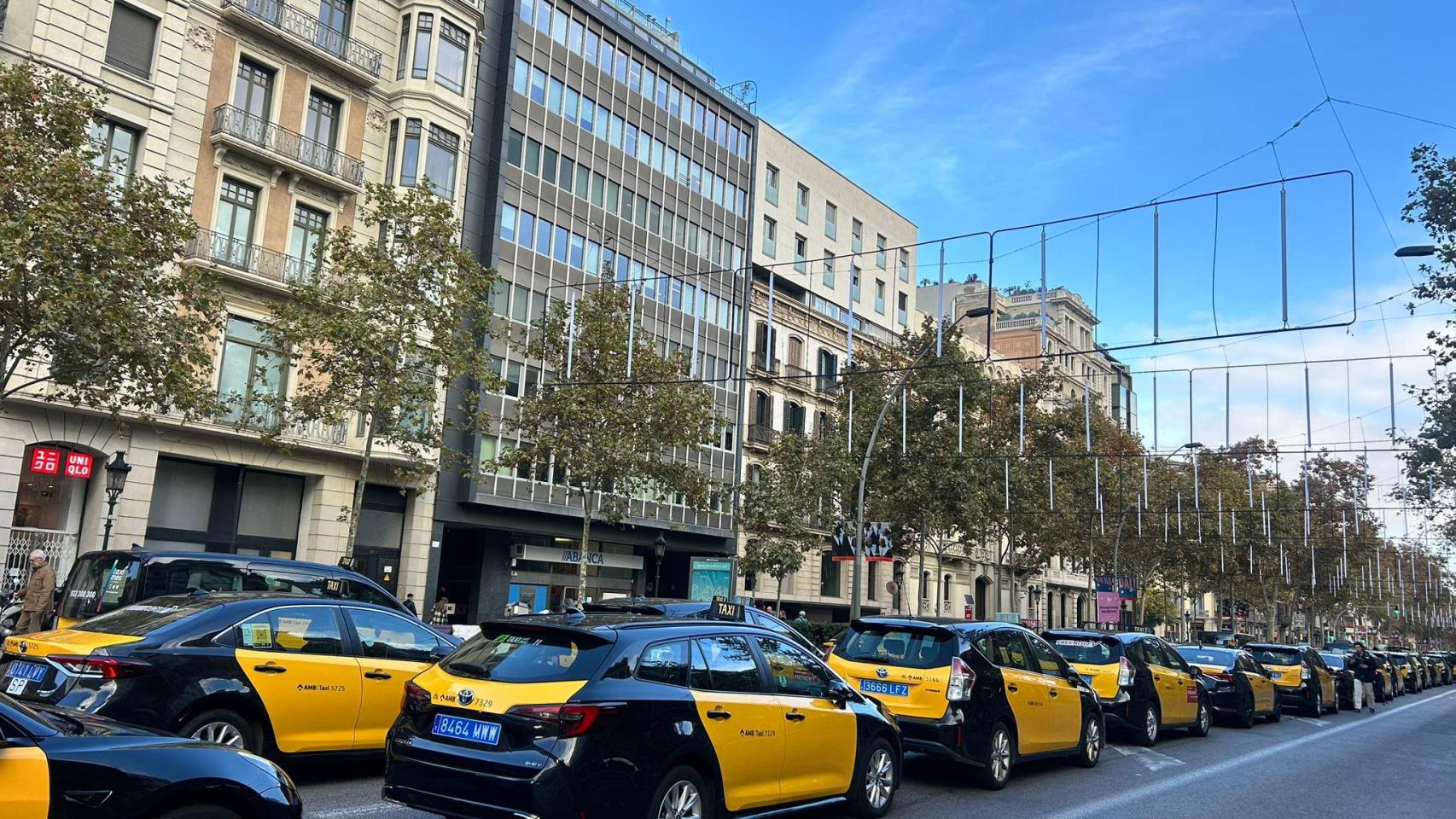 Los taxistas cortan la Gran Via de Barcelona en su protesta contra los VTC