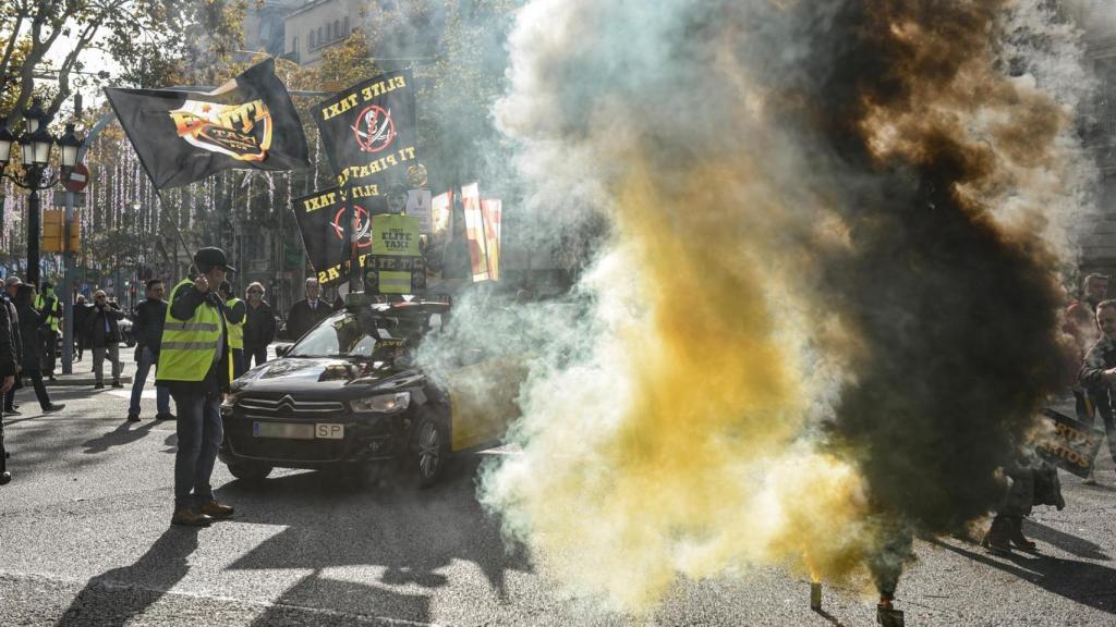 Varios manifestantes con bombas de humo durante una marcha lenta, a 9 de diciembre de 2025, en Barcelona, Catalunya (España)