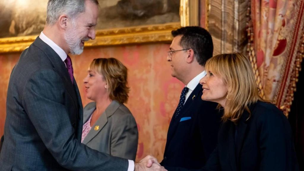 La alcaldesa Moret junto con los Reyes de España