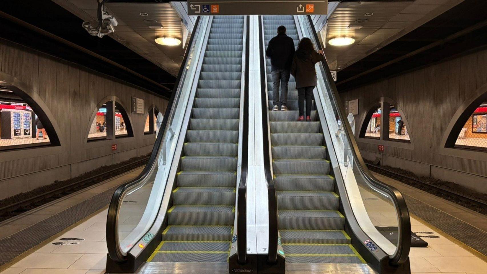Renfe renueva las dos primera escaleras mecánicas de la estación de plaza Catalunya