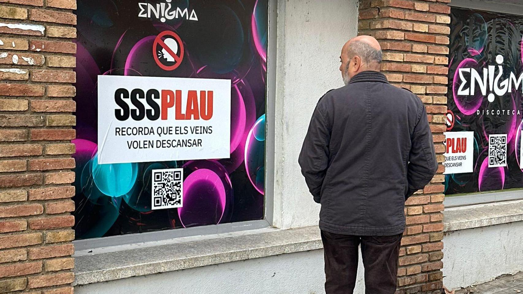 Un cartel de protesta vecinal por ruido a las puertas de una discoteca en Barcelona