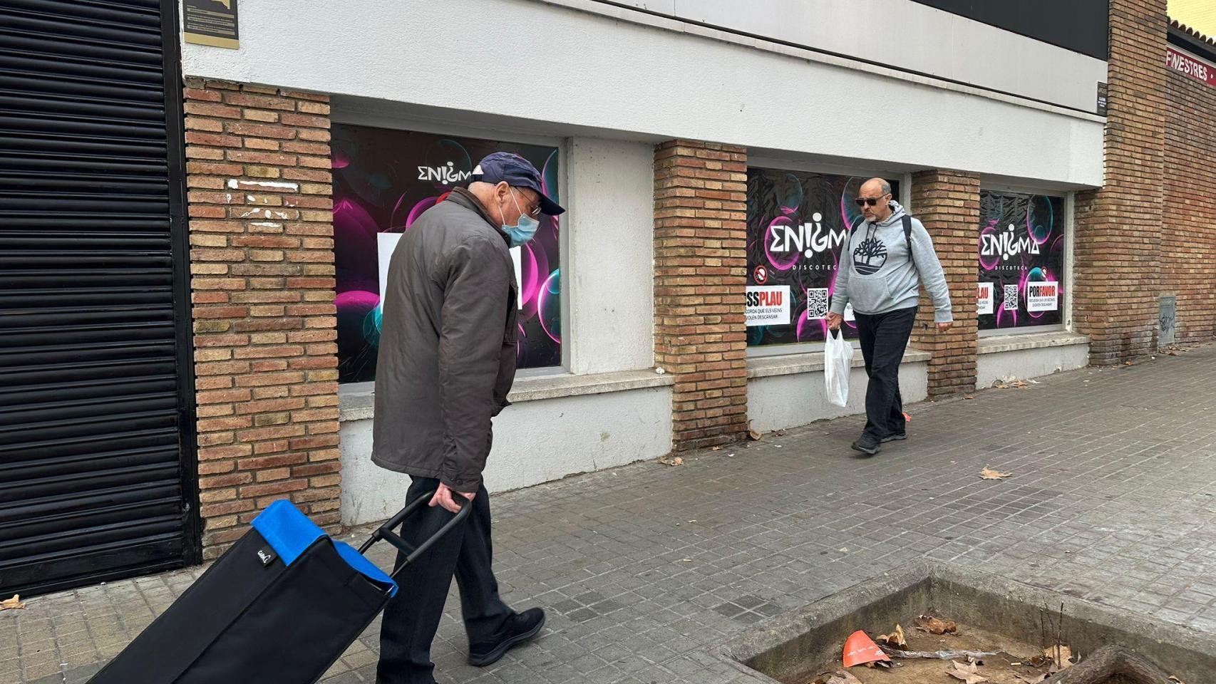 Vecinos del barrio de Porta observan la entrada de la nueva discoteca de Porta 'Enigma'