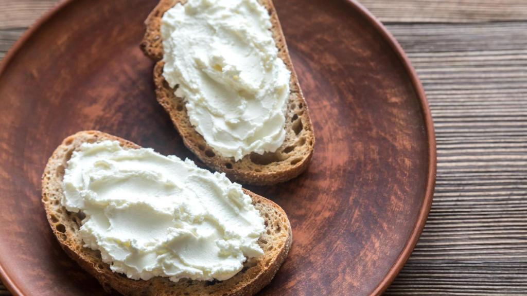 Tostada untada de queso