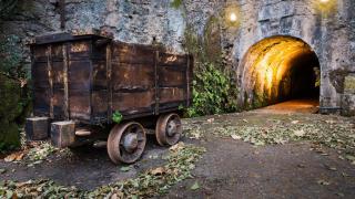 Un antiguo tren minero convertido en camino