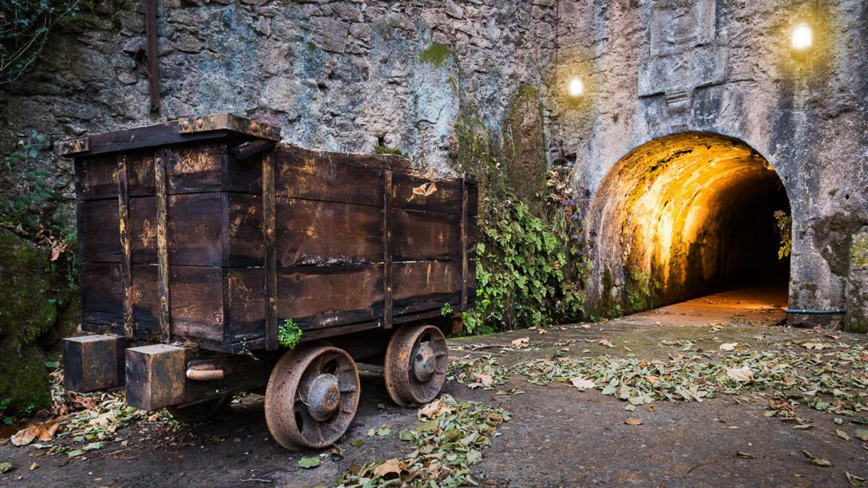 Un antiguo tren minero convertido en camino