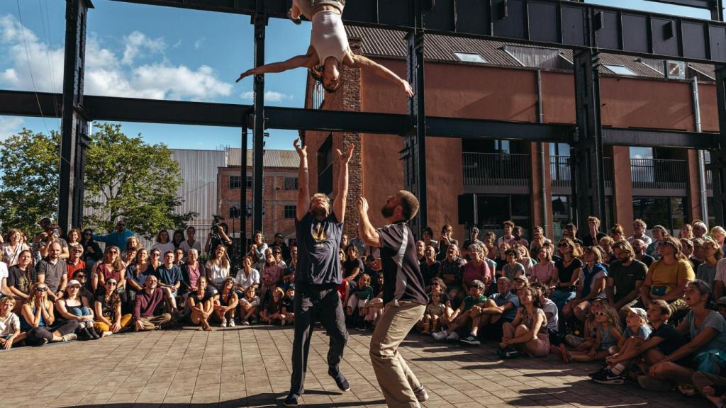 Una actuación para la programación de Navidad de plaza Catalunya