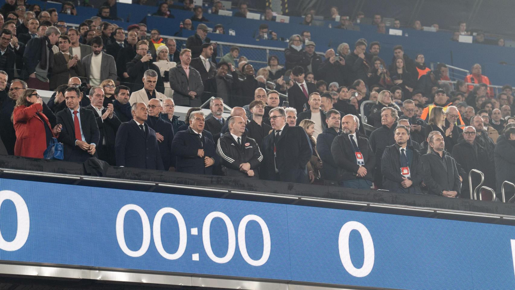 Joan Laporta escucha el himno de la Champions League en el palco del Spotify Camp Nou