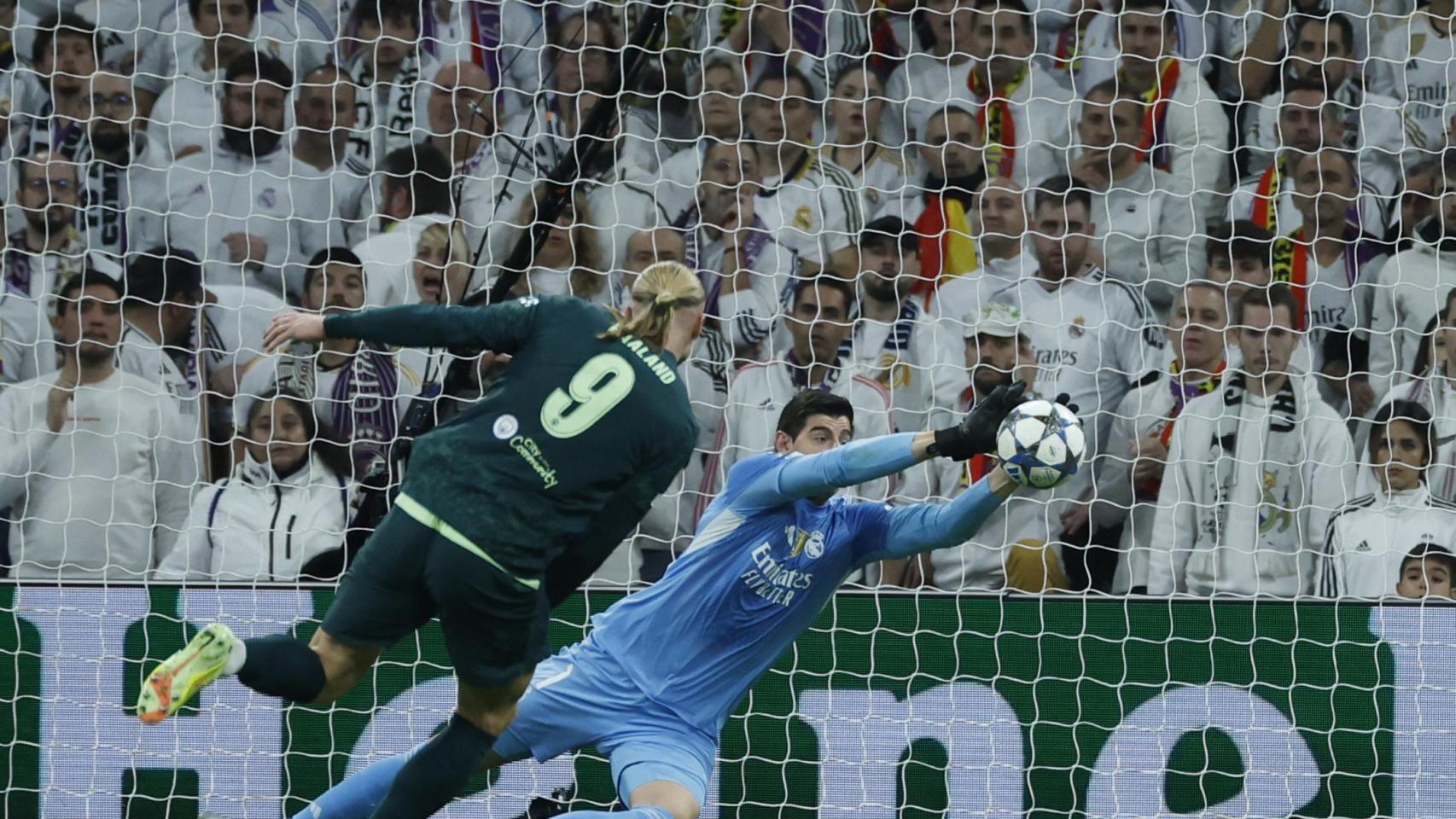Thibaut Courtois detiene un tiro a Erling Haaland en el Real Madrid-Manchester City de la Champions League
