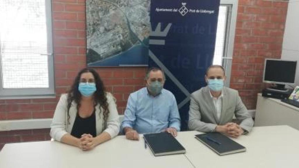 Representants d'El Prat Gran Comerç i l'Ajuntament durant la signatura d'un anterior conveni