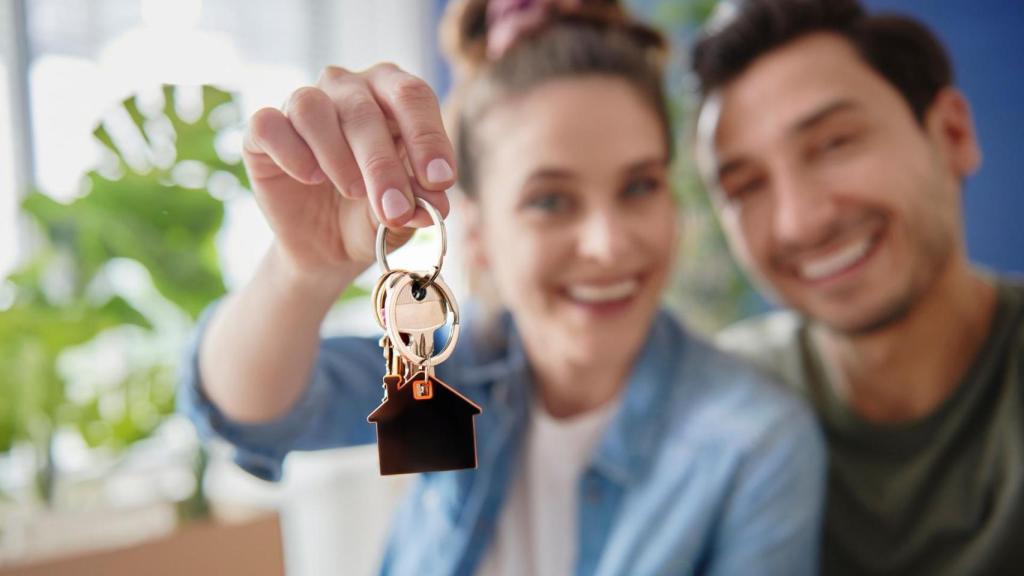 Jóvenes compran una vivienda