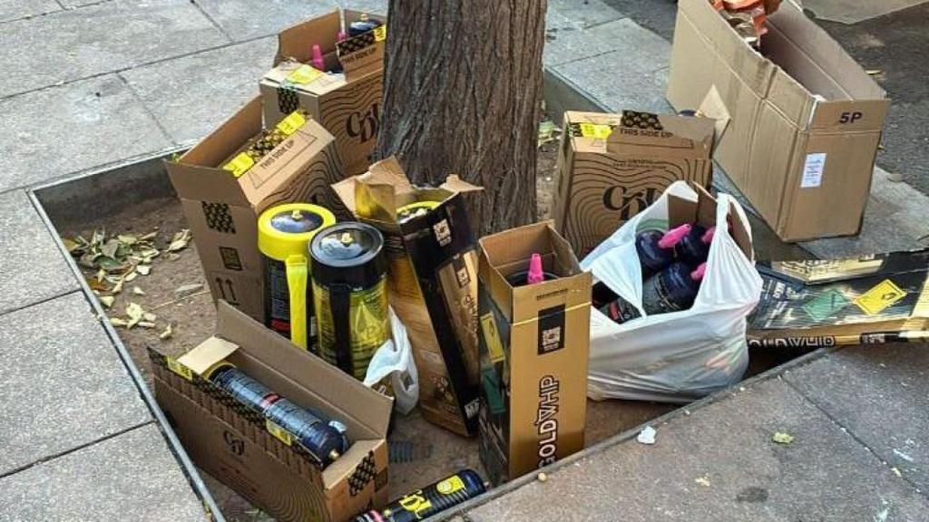 Botes de gas de la risa apilados en la vía pública